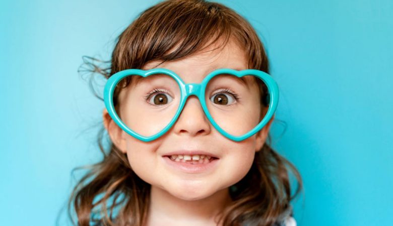 تشویق کودک به عینک زدن