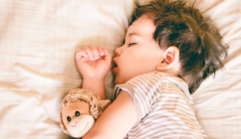 علت خوابیدن کودکان با دهان باز